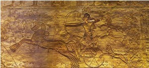 古代エジプトの王ラムセス２世（紀元前1314-1224）の時代ものと言われる壁画。１頭立て2輪の馬車を戦いか狩りに使用していたと思われます。